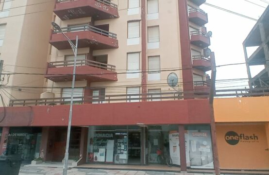 DEPARTAMENTO EN PLENO CENTRO A 1 CUADRA DEL MAR CON AMPLIA COCHERA