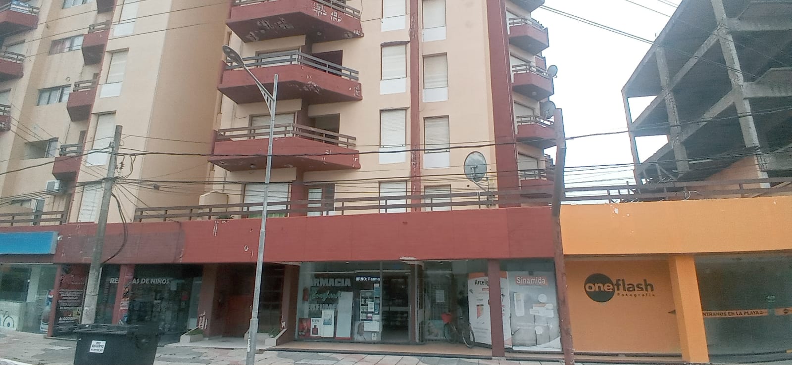 DEPARTAMENTO EN PLENO CENTRO A 1 CUADRA DEL MAR CON AMPLIA COCHERA