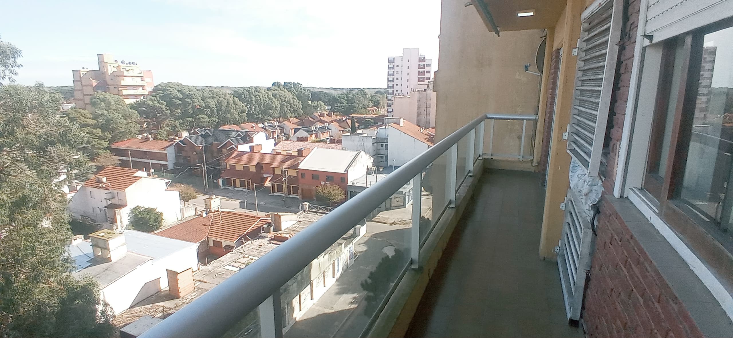 SAN BERNARDO &#8211; EN VENTA DEPARTAMENTO DE 2 AMBIENTES Y MEDIO CON ESPACIO VEHICULAR Y BALCON CORRIDO A LA CALLE