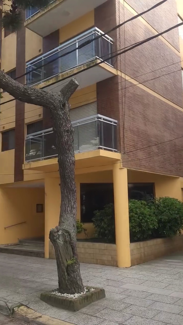 DEPARTAMENTO 3 AMBIENTES CON 2 BAÑOS Y COCHERA &#8211; PLENO CENTRO &#8211; MUY BUEN EDIFICIO